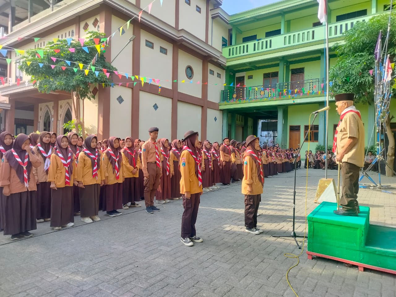 KOBARKAN SEMANGAT DHARMA PRAMUKA: MA RAHMATULLAH GELAR UPACARA PERINGATAN HARI PRAMUKA 2025