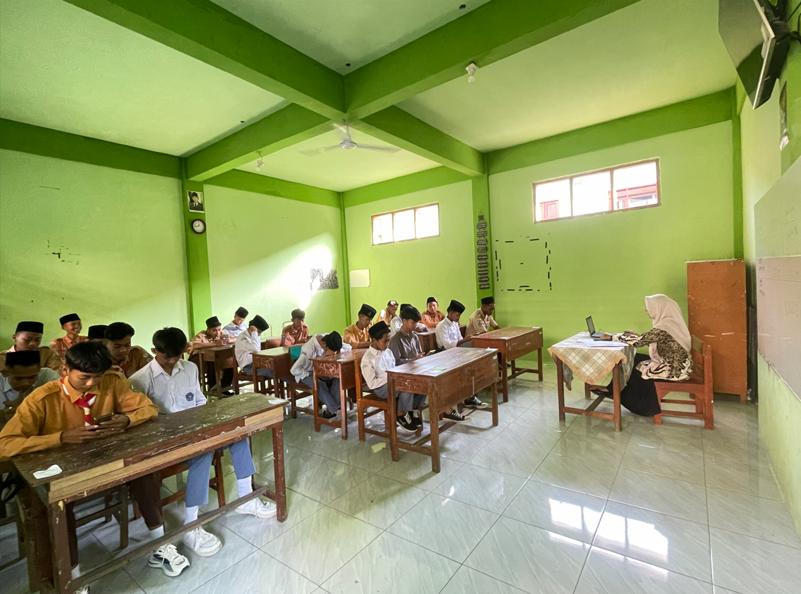 PELAKSANAAN PENILAIAN AKHIR BERBASIS SMARTPHONE DI MA RAHMATULLAH